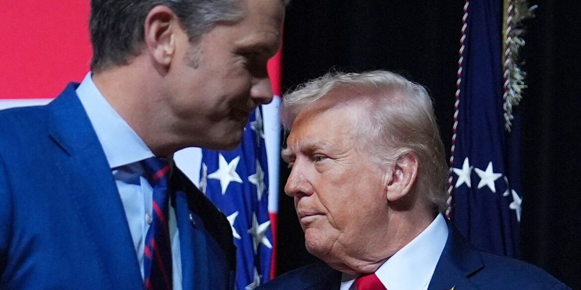 Pentagon-Chef Hegseth (l) ordnete den Berichten zufolge an, «alle zu töten». (Archivbild)