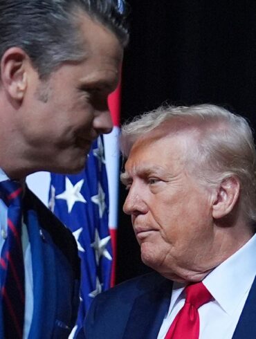 Pentagon-Chef Hegseth (l) ordnete den Berichten zufolge an, «alle zu töten». (Archivbild)
