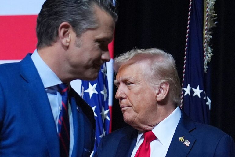 Pentagon-Chef Hegseth (l) ordnete den Berichten zufolge an, «alle zu töten». (Archivbild)