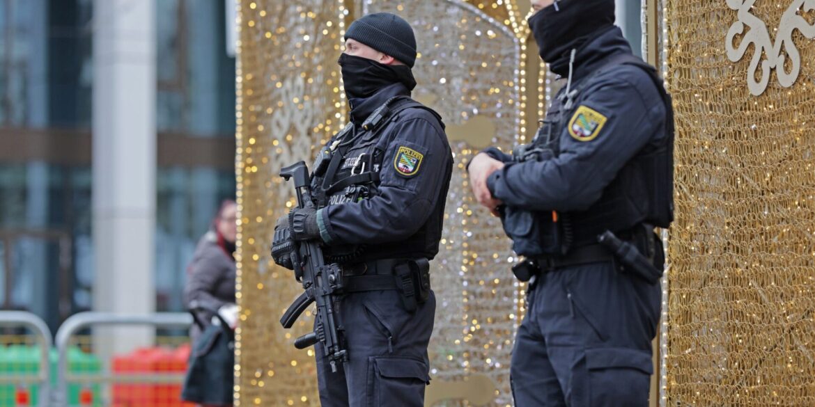Brauchtum unter Polizeischutz: Polizisten sichern die Eröffnung vom Magdeburger Weihnachtsmarkt.