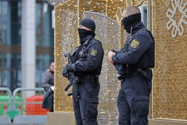 Brauchtum unter Polizeischutz: Polizisten sichern die Eröffnung vom Magdeburger Weihnachtsmarkt.