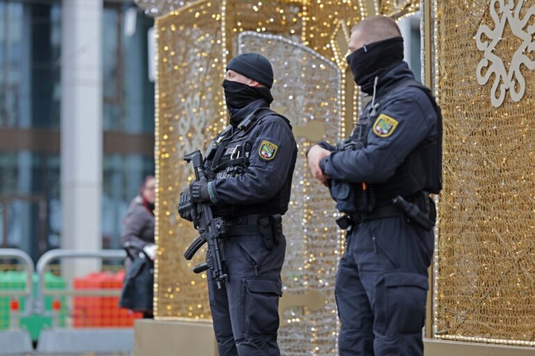 Brauchtum unter Polizeischutz: Polizisten sichern die Eröffnung vom Magdeburger Weihnachtsmarkt.
