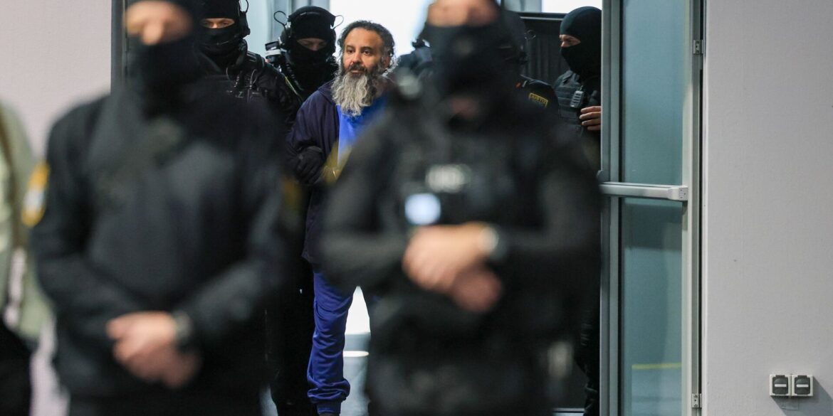 Der Angeklagte Taleb al-Abdulmohsen wird nach einer Pause wieder in den Gerichtssaal im temporären Gerichtsgebäude des Landgerichtes Magdeburg geführt.