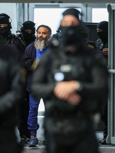 Der Angeklagte Taleb al-Abdulmohsen wird nach einer Pause wieder in den Gerichtssaal im temporären Gerichtsgebäude des Landgerichtes Magdeburg geführt.