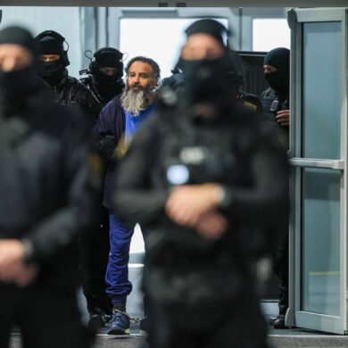 Der Angeklagte Taleb al-Abdulmohsen wird nach einer Pause wieder in den Gerichtssaal im temporären Gerichtsgebäude des Landgerichtes Magdeburg geführt.