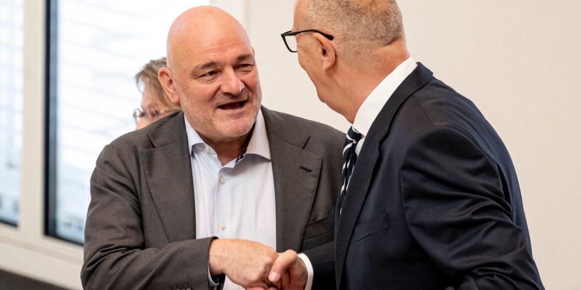 Die SPD/BSW-Koalition mit Ministerpräsident Dietmar Woidke (SPD) und Vize-Regierungschef Robert Crumbach (BSW) berät über zwei in der BSW-Fraktion umstrittene Medienstaatsverträge (Archivbild).