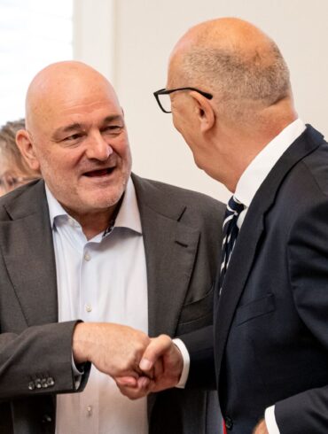 Die SPD/BSW-Koalition mit Ministerpräsident Dietmar Woidke (SPD) und Vize-Regierungschef Robert Crumbach (BSW) berät über zwei in der BSW-Fraktion umstrittene Medienstaatsverträge (Archivbild).