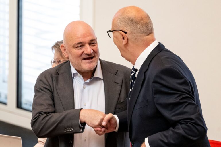 Die SPD/BSW-Koalition mit Ministerpräsident Dietmar Woidke (SPD) und Vize-Regierungschef Robert Crumbach (BSW) berät über zwei in der BSW-Fraktion umstrittene Medienstaatsverträge (Archivbild).
