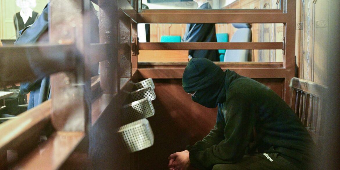 Der 19-Jährige ist unter anderem wegen versuchten Mordes angeklagt.