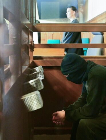 Der 19-Jährige ist unter anderem wegen versuchten Mordes angeklagt.