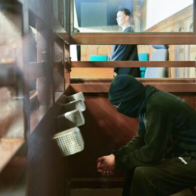 Der 19-Jährige ist unter anderem wegen versuchten Mordes angeklagt.