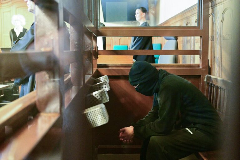Der 19-Jährige ist unter anderem wegen versuchten Mordes angeklagt.