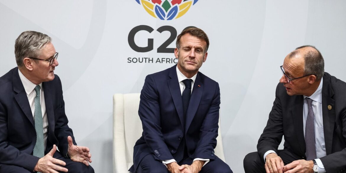 Mit einem Zwinkern - Starmer, Macron und Merz im Gespräch beim G20-Gipfel in Johannesburg