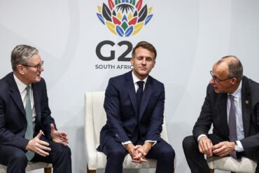 Mit einem Zwinkern - Starmer, Macron und Merz im Gespräch beim G20-Gipfel in Johannesburg
