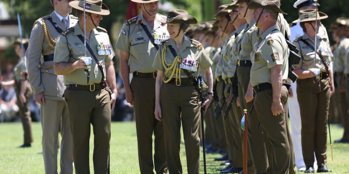 Prinzessin Anne inspiziert die Hundertjahrfeier-Parade in der Victoria-Kaserne in Sydney.