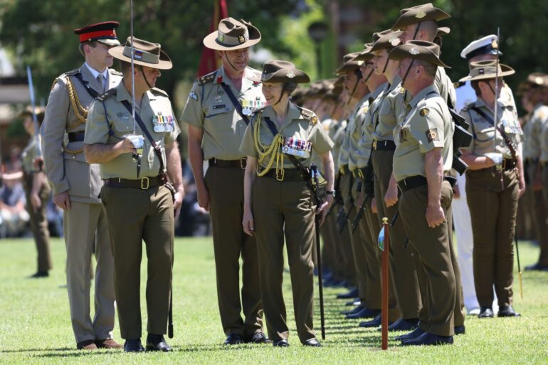 Prinzessin Anne inspiziert die Hundertjahrfeier-Parade in der Victoria-Kaserne in Sydney.