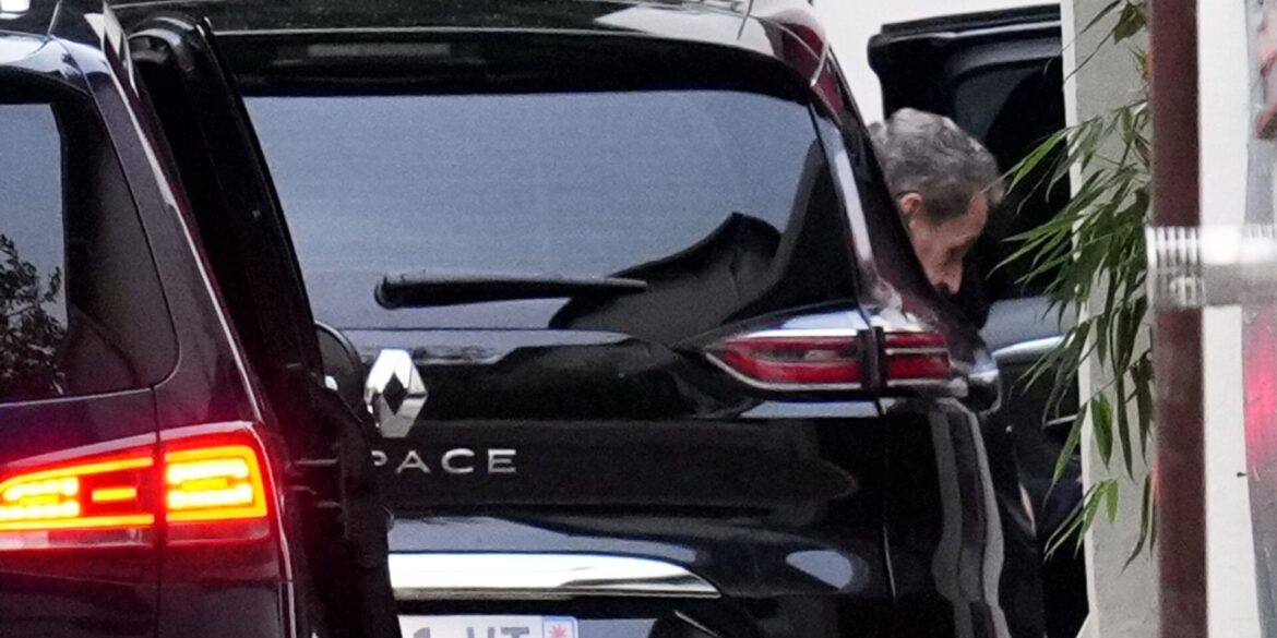 Sarkozy ist nach drei Wochen Haft wieder zu Hause.