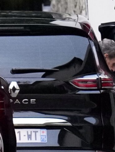 Sarkozy ist nach drei Wochen Haft wieder zu Hause.