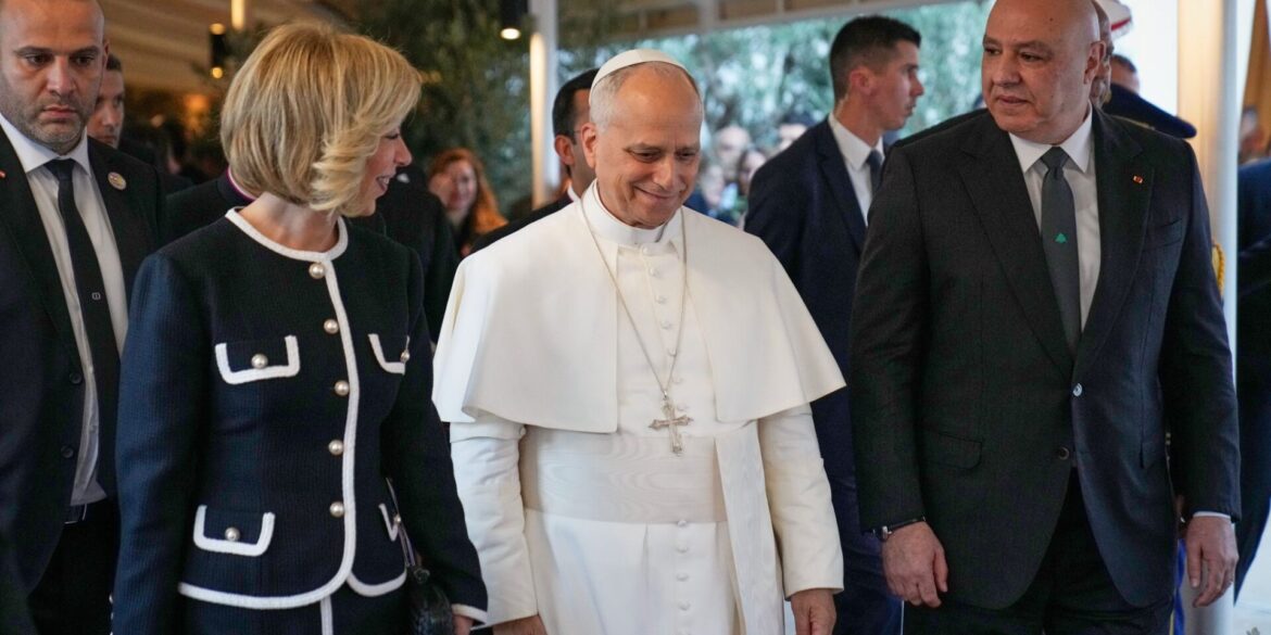 Papst Leo XIV. nach seiner Ankunft im Libanon.