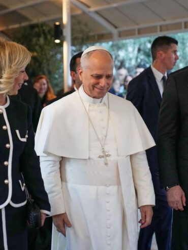 Papst Leo XIV. nach seiner Ankunft im Libanon.
