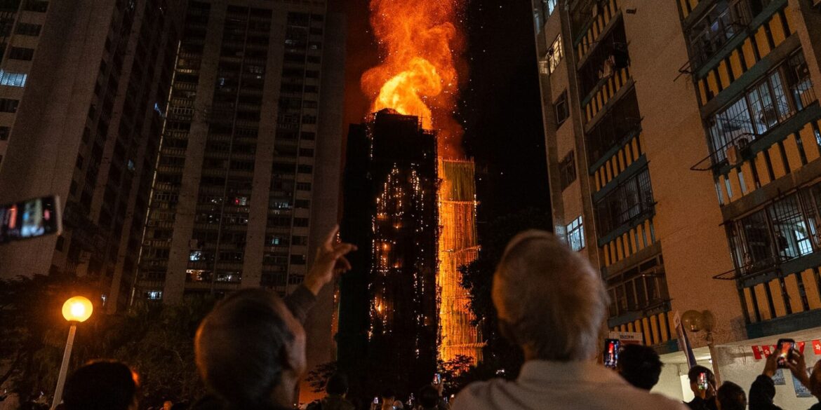 Das Feuer breitete sich an Bambusgerüsten und auch im Innenraum der Hochhäuser aus.