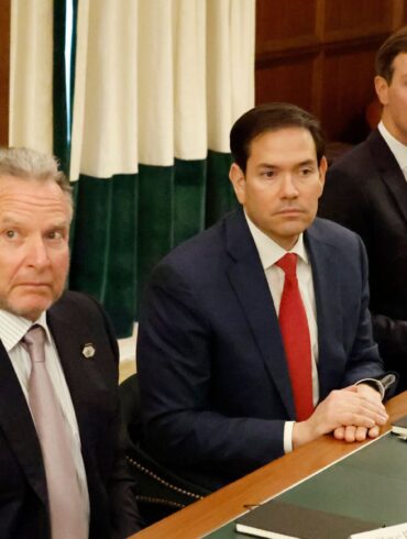 Auf US-Seite verhandeln unter anderem Außenminister Marco Rubio (M.) und der Sondergesandte Steve Witkoff (l.).