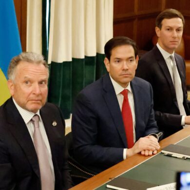 Auf US-Seite verhandeln unter anderem Außenminister Marco Rubio (M.) und der Sondergesandte Steve Witkoff (l.).