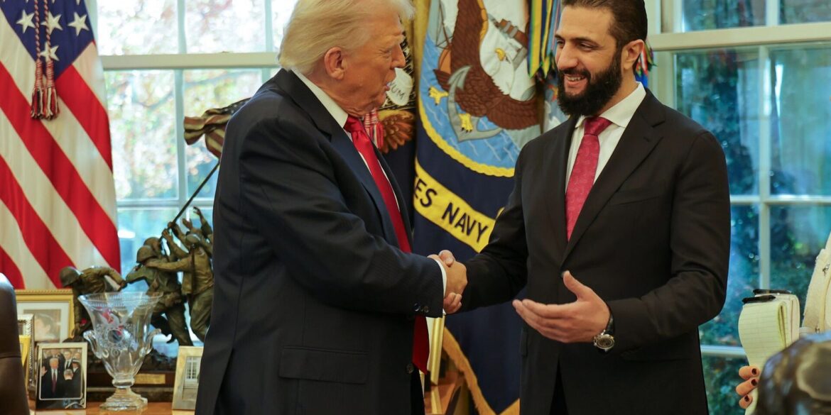 Warmer Händedruck für den Übergangspräsidenten: Trump und al-Scharaa im Weißen Haus.