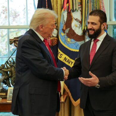 Warmer Händedruck für den Übergangspräsidenten: Trump und al-Scharaa im Weißen Haus.