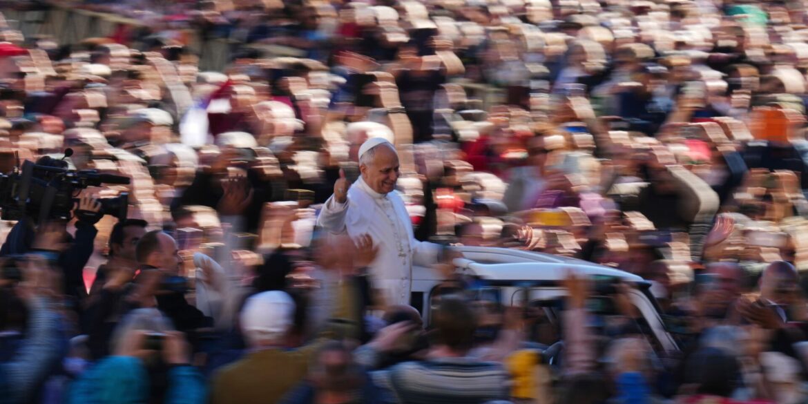 Papst Leo XIV. auf dem Weg zur wöchentlichen Generalaudienz auf dem Petersplatz.