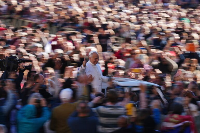 Papst Leo XIV. auf dem Weg zur wöchentlichen Generalaudienz auf dem Petersplatz.