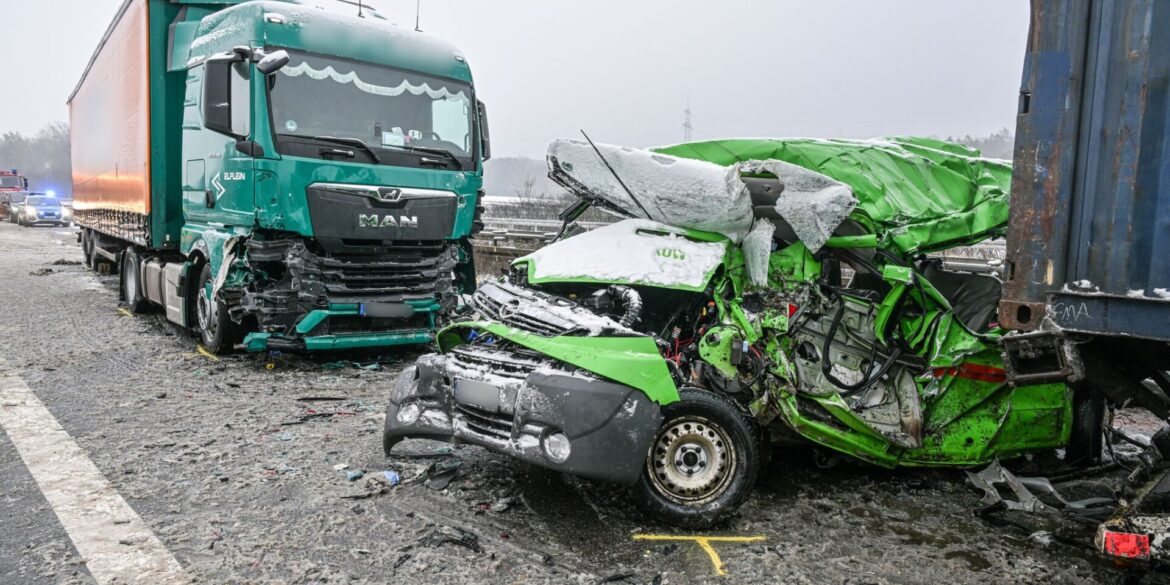 Bei einem Unfall in Bayern sterben mindestens drei Menschen.