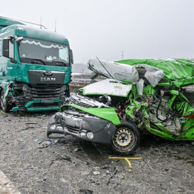 Bei einem Unfall in Bayern sterben mindestens drei Menschen.