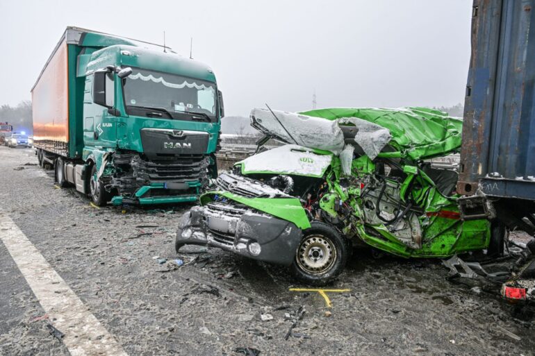 Bei einem Unfall in Bayern sterben mindestens drei Menschen.