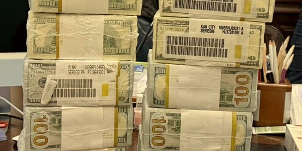 Druckfrische originalverpackte Dollar-Bündel werden in der Ukraine für Schmiergeldzahlungen verwendet.
