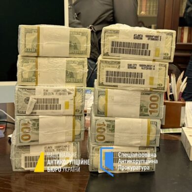 Druckfrische originalverpackte Dollar-Bündel werden in der Ukraine für Schmiergeldzahlungen verwendet.