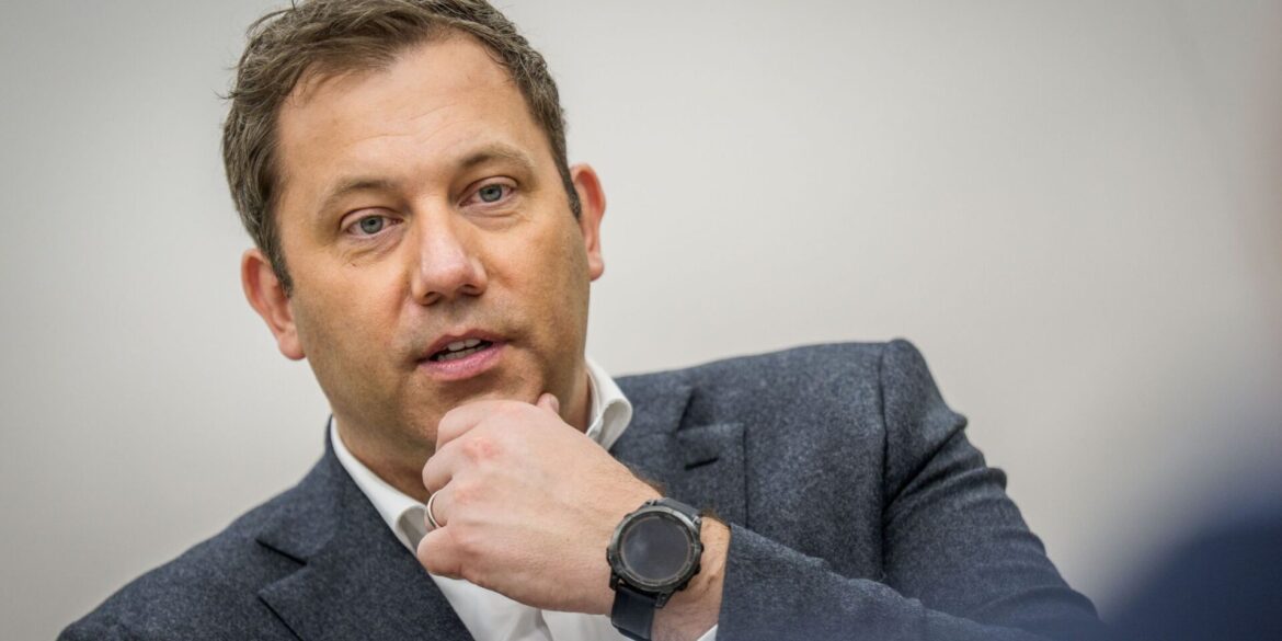 Der Vizekanzler reist als erster Minister der schwarz-roten Bundesregierung nach Peking. (Archivbild)