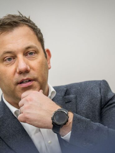 Der Vizekanzler reist als erster Minister der schwarz-roten Bundesregierung nach Peking. (Archivbild)