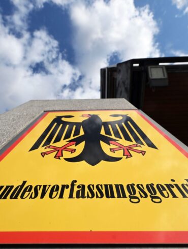 Karlsruhe hat eine Beschwerde von Intensivmedizinern geprüft. (Archivbild)