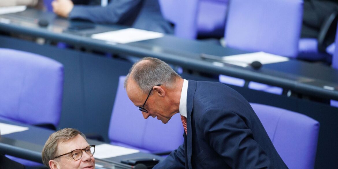Außenkanzler und Außenminister: Friedrich Merz und Johann Wadephul (beide CDU) während der Generaldebatte zum Haushalt im Bundestag.