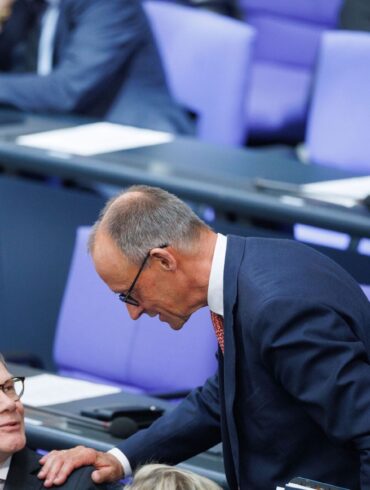 Außenkanzler und Außenminister: Friedrich Merz und Johann Wadephul (beide CDU) während der Generaldebatte zum Haushalt im Bundestag.