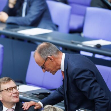 Außenkanzler und Außenminister: Friedrich Merz und Johann Wadephul (beide CDU) während der Generaldebatte zum Haushalt im Bundestag.