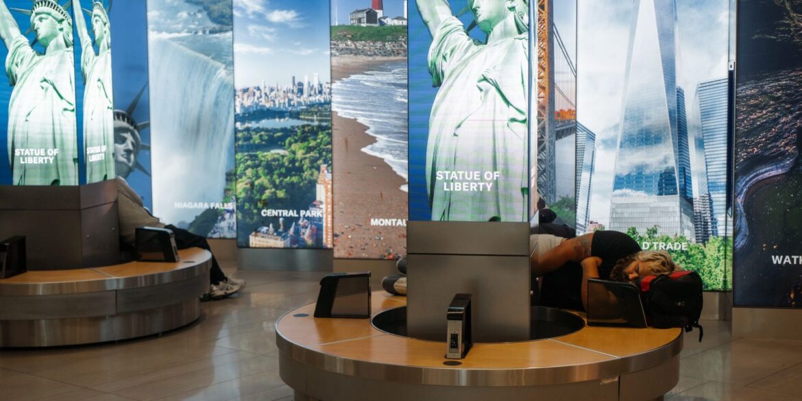 An vielen Flughäfen in den USA müssen Reisende sich auf lange Wartezeiten einstellen - so wie hier am LaGuardia International Airport in New York.