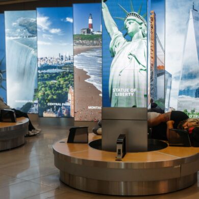 An vielen Flughäfen in den USA müssen Reisende sich auf lange Wartezeiten einstellen - so wie hier am LaGuardia International Airport in New York.