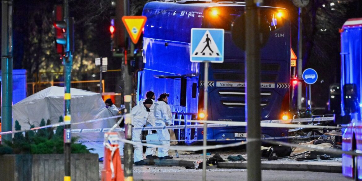 Die Polizei untersucht den verunglückten Bus in Stockholm.