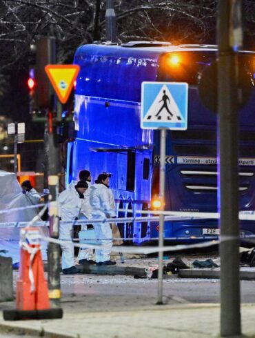Die Polizei untersucht den verunglückten Bus in Stockholm.