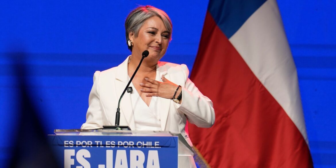 Regierungskandidatin Jara liegt bei den Wahlen knapp vorn.