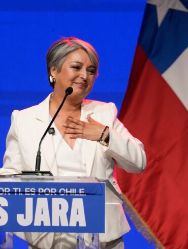 Regierungskandidatin Jara liegt bei den Wahlen knapp vorn.