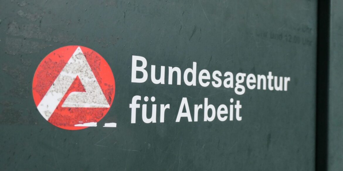 Im November ist es auf dem deutschen Arbeitsmarkt nur zu einer leichten Entspannung gekommen (Archivbild).