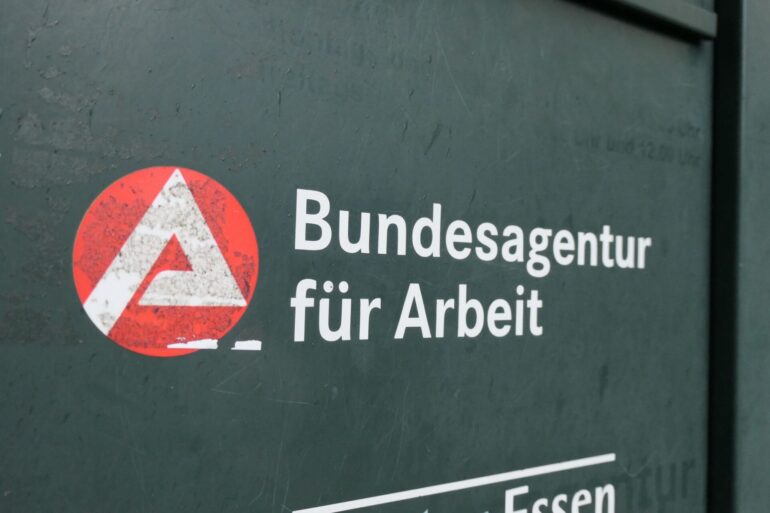 Im November ist es auf dem deutschen Arbeitsmarkt nur zu einer leichten Entspannung gekommen (Archivbild).